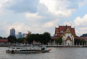 There are 20 temples located along the Chao Phraya River.
